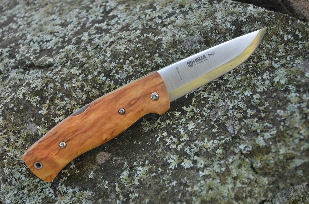 A Helle Bleja knife on a rock.