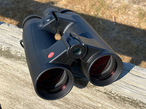 The Geovid 3200.com binoculars on a bench