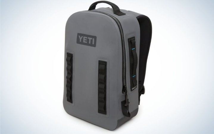  A backpack with two straps pertu held on the shoulders and in a rectangular gray color all dark.