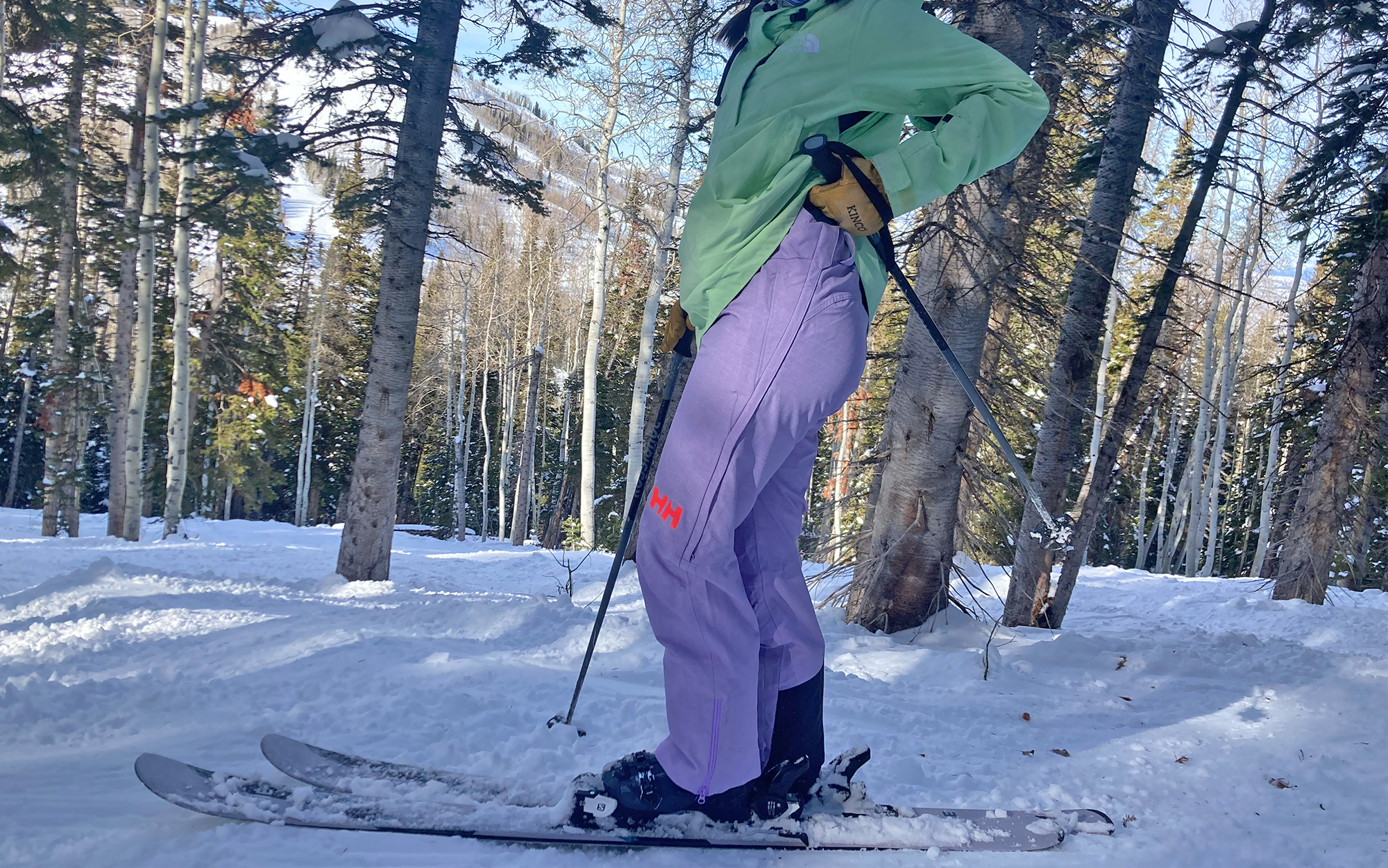 The Powderqueen bib pants have belt loops and adjustable suspenders.