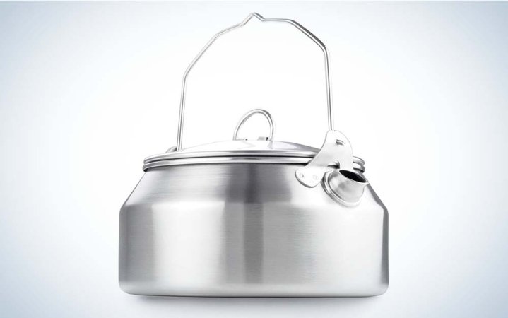  A compact kettle that works well on both two-burner stoves and open flames.