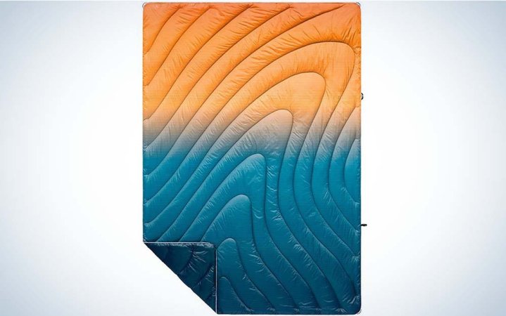  A great water-resistant blanket made from recycled materials.