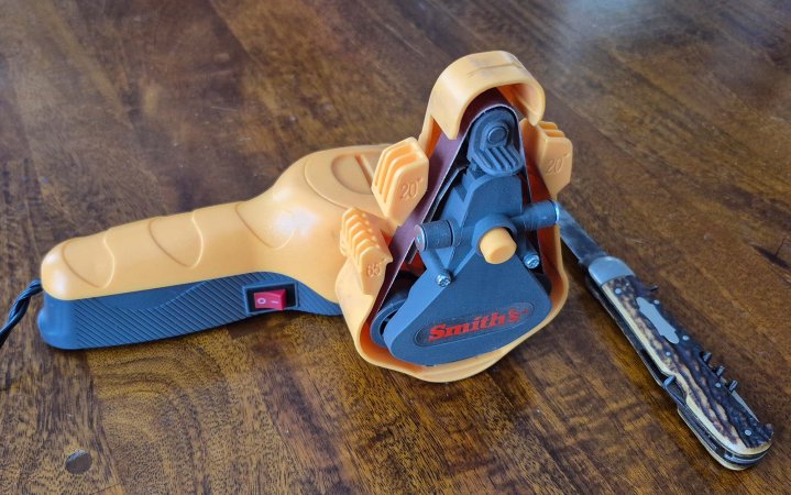  Smith's electric knife and scissor sharpener.