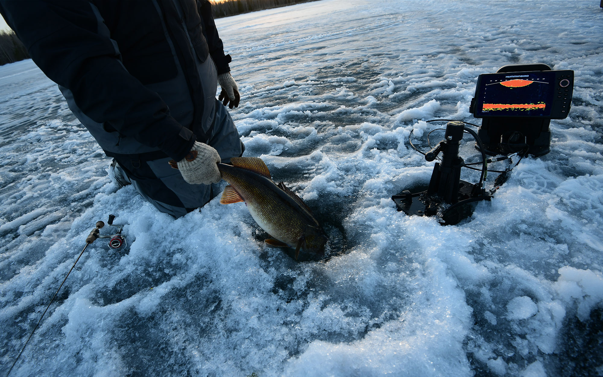 How To Use Garmin LIVESCOPE Ice Fishing (The Ultimate Set-up!) 