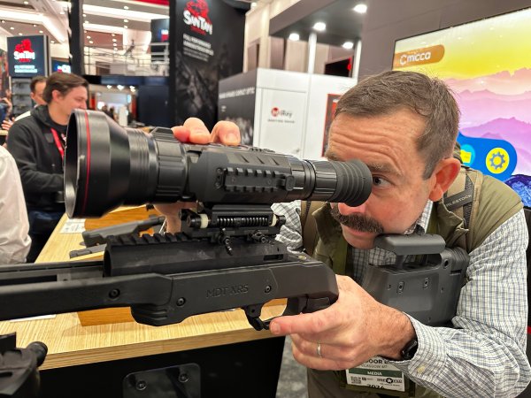  Optics editor Andrew McKean looks through the Rico HD