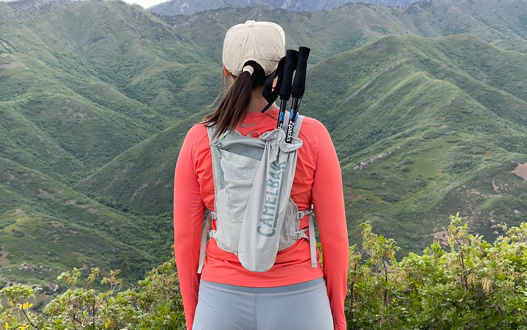 The removable trekking pole quiver is ideal for mountain runs.