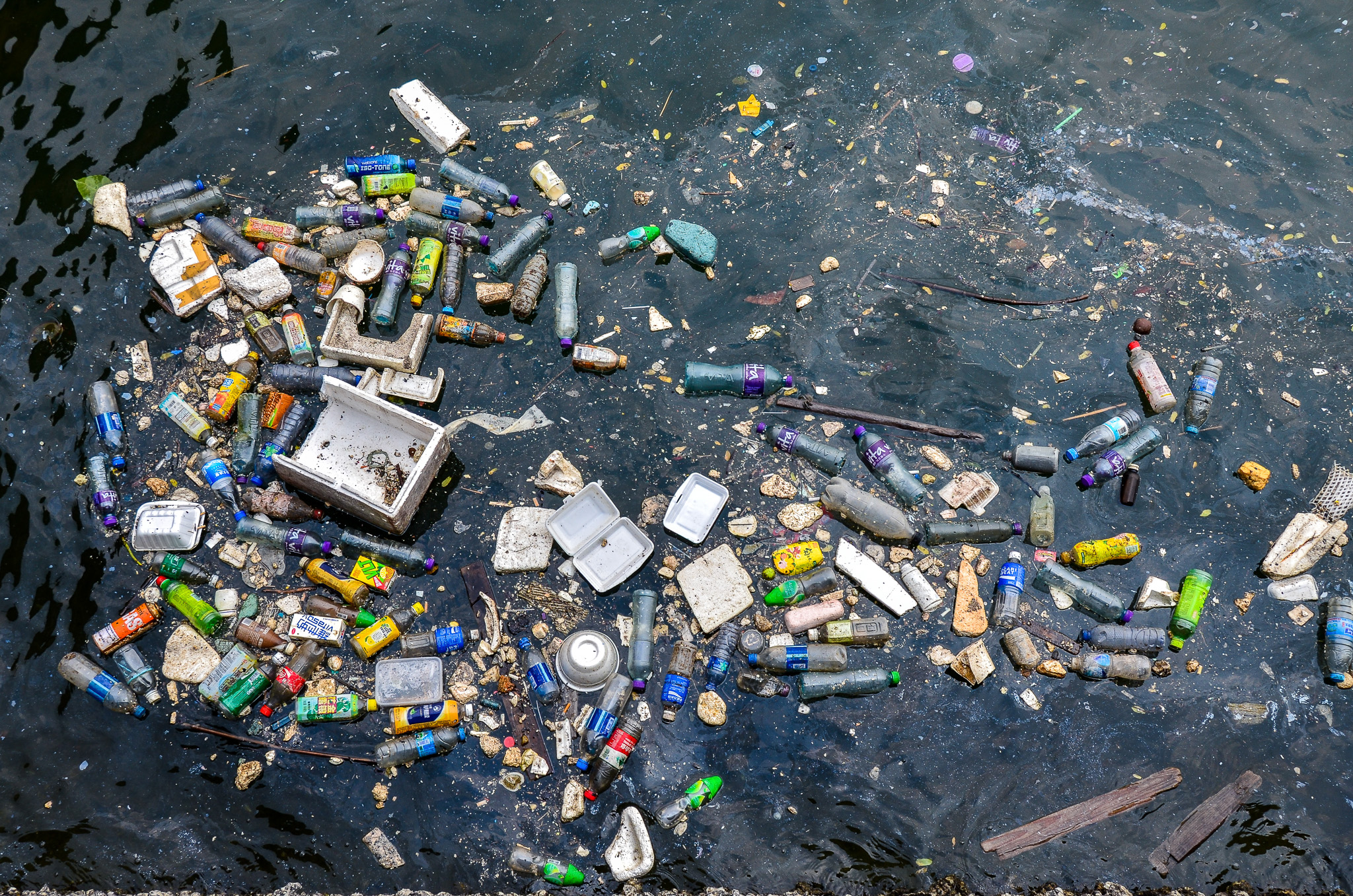 lixo flutuante no oceano em Hong Kong